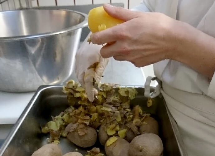 Kartoffeln kochen und schälen